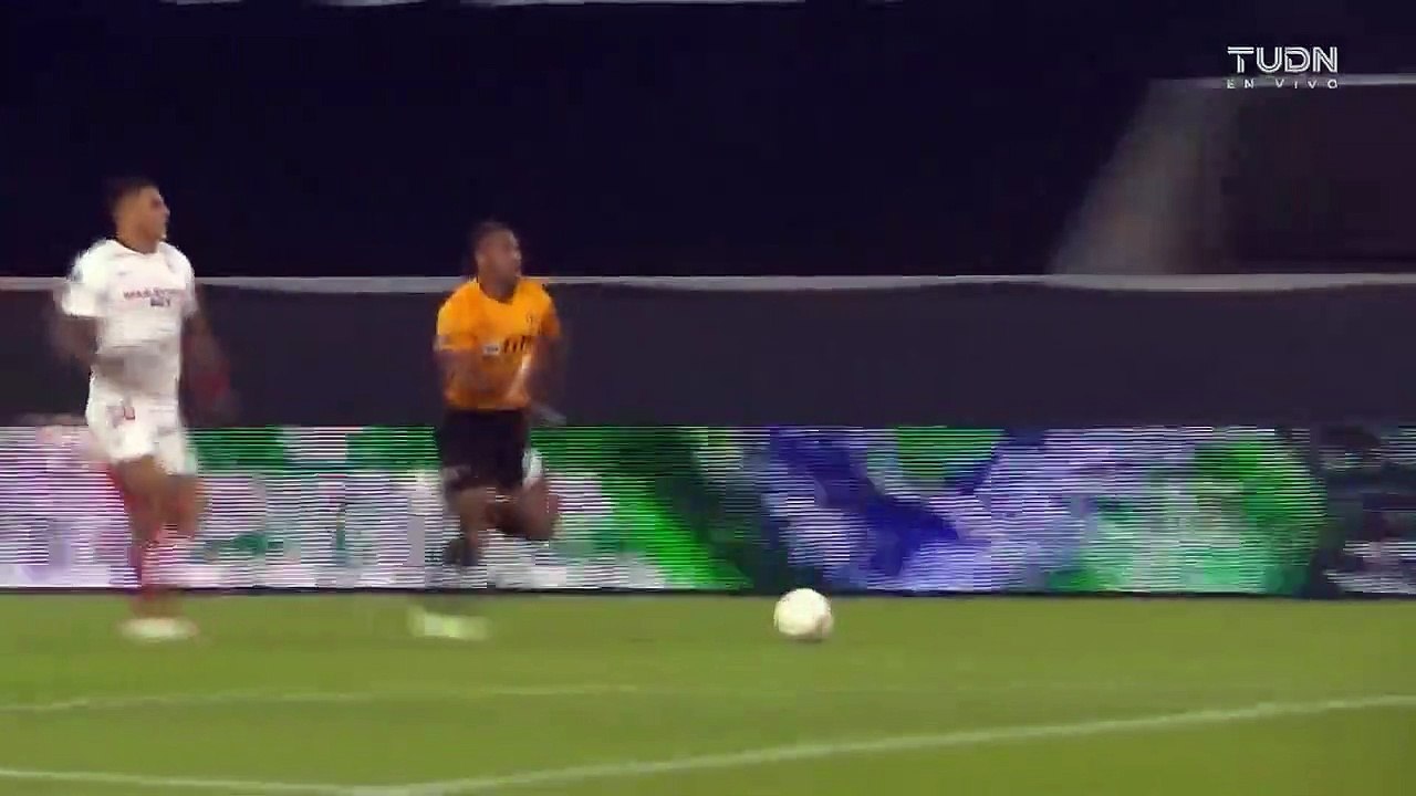 Bono penalty save vs Wolves 13