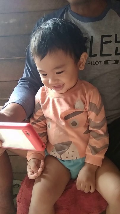 anak kecil ini nonton apa ya...lucu