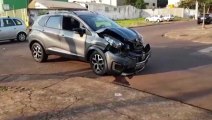 Carros se envolvem em colisão na Rua Paraná, no Bairro Coqueiral