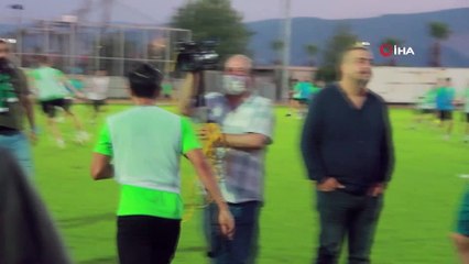 Kocaelispor taraftarları yeni transferleri antrenmanda meşalelerle karşıladı