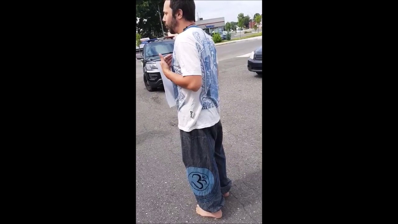 Il dit aux policiers: Chu là mon gars pieds nues devant toi, comme Aladin su son tapis magique lol :)