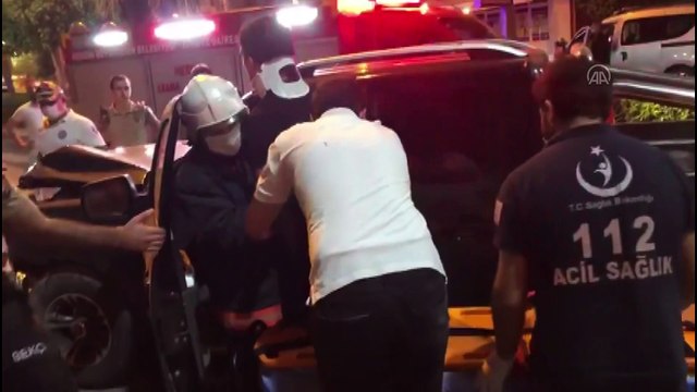 Mersin'de kamyonet evin bahçe duvarına çarptı