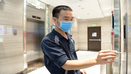 Thang máy bệnh viện - Nơi tiềm ẩn rủi ro dịch Covid-19 | VTC