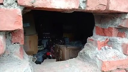 चोरों ने दीवार काटकर पार किया लाखो का माल, सोती रही पुलिस