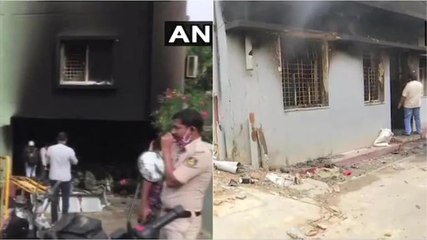 Watch| Mob attacks police station in Bengaluru