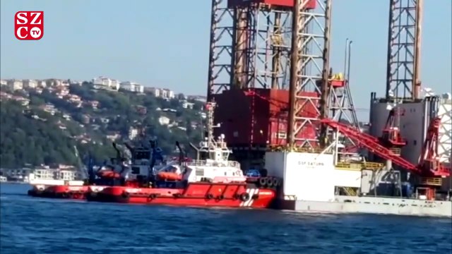 Boğaz'dan geçen dev platform sürüklendi: Kıyıya 100 metre kala durduruldu!