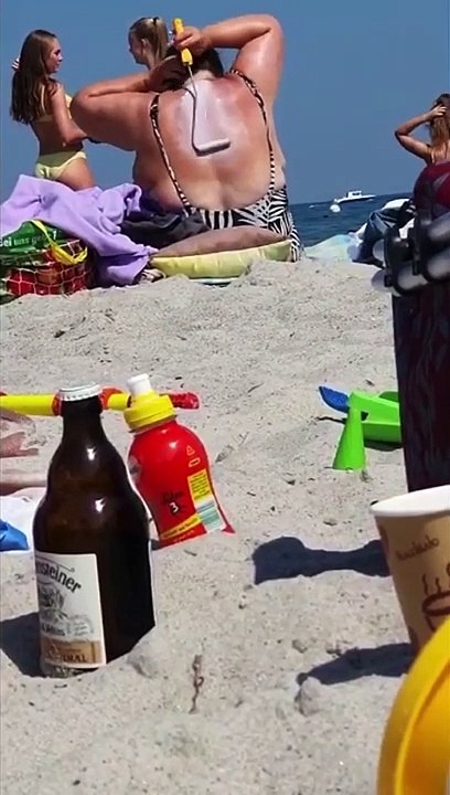 Elle utilise un rouleau à peinture pour s'étaler de la crème solaire, les internautes valident