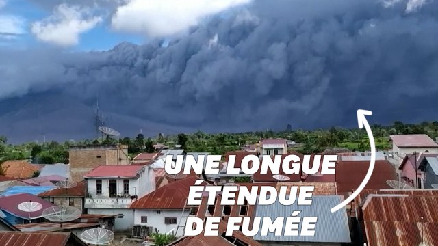 La fumée de cendres de ce volcan s'étend sur 5km de long