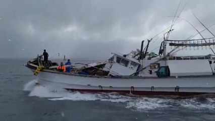 248명 태운 제주 우도 도항선·갈치잡이 어선 충돌 / YTN