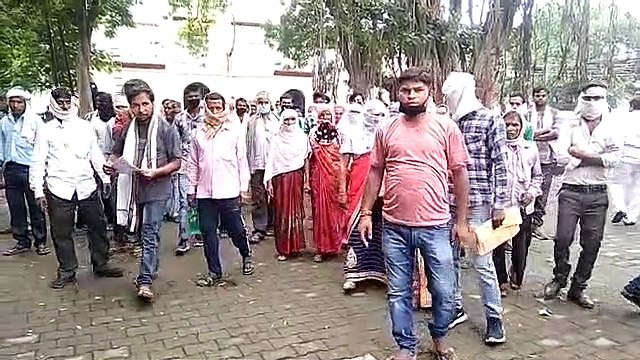 इटावा: ग्राम प्रधान से परेशान होकर अधिकारियों से शिकायत करने पहुंचे ग्रामीण