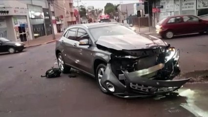 Mercedes e Gol se envolvem em batida na Região Central