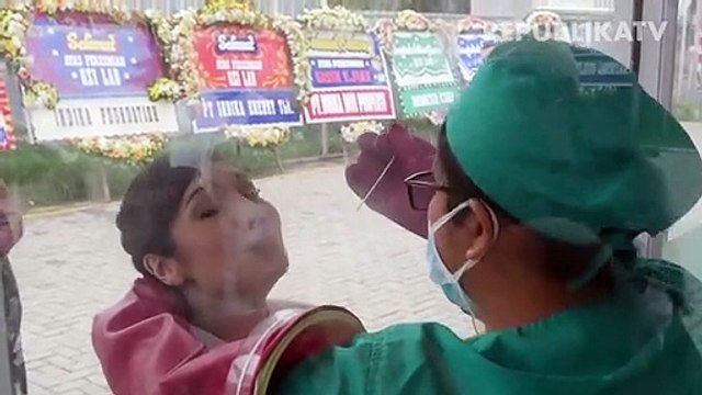 Petugas melakukan tes PCR di GSI Lab.