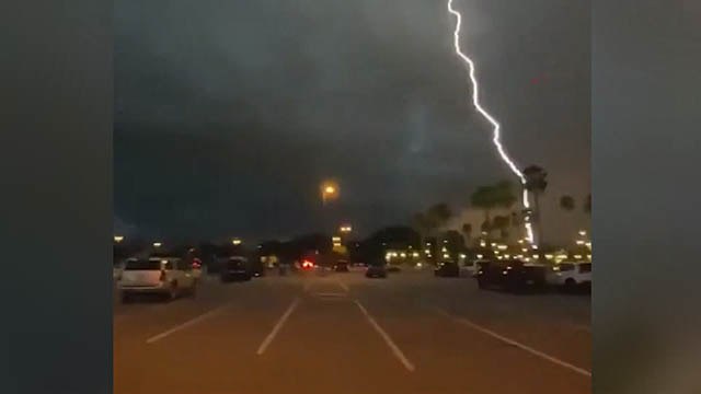 ABD'deki Disney stüdyolarına yıldırım düşme anı kamerada