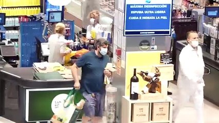 Miguel Bosé vuelve a reaparecer de compras, ejerciendo de amo de casa