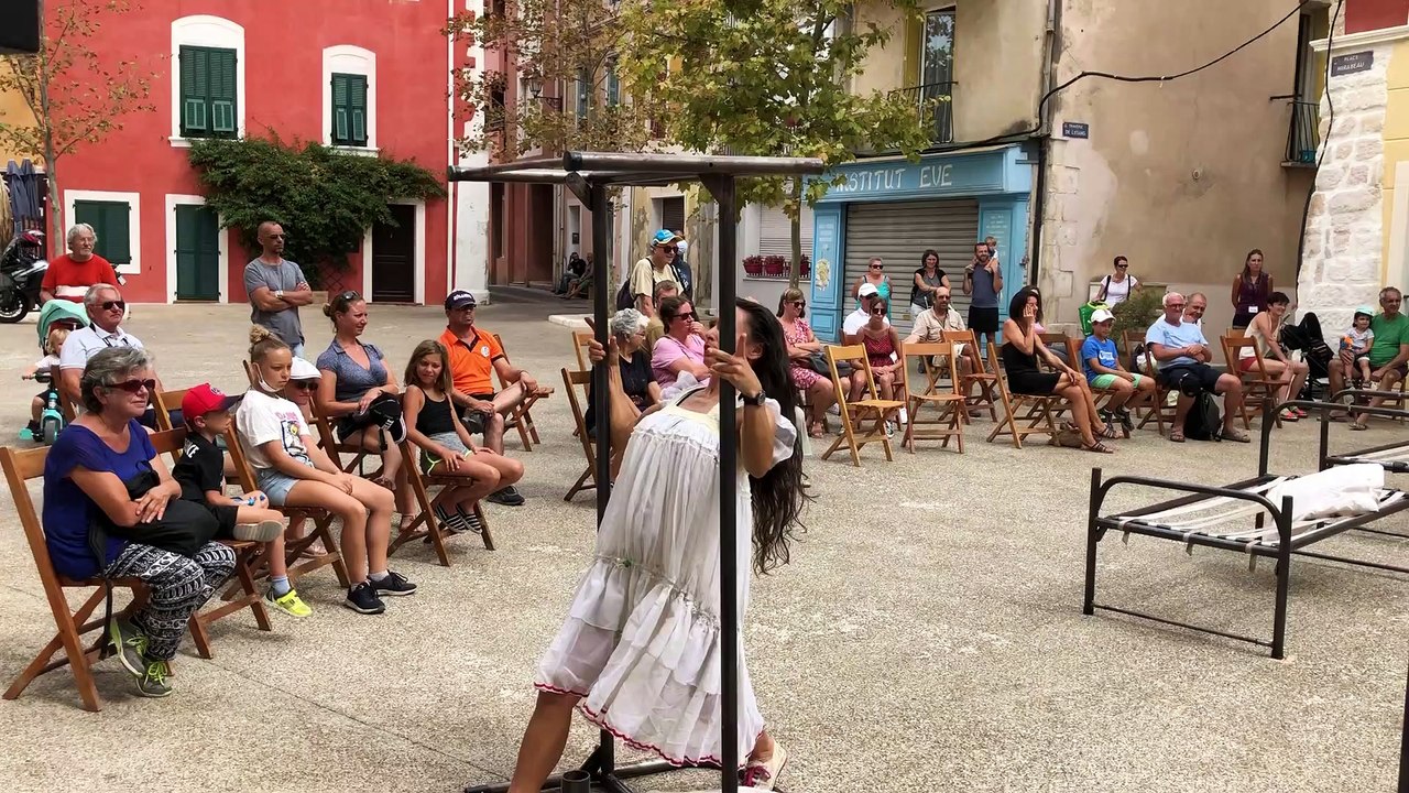 "Petite nuit au lit", un spectacle d'art de rue à 18h30 place Mirabeau à L'île