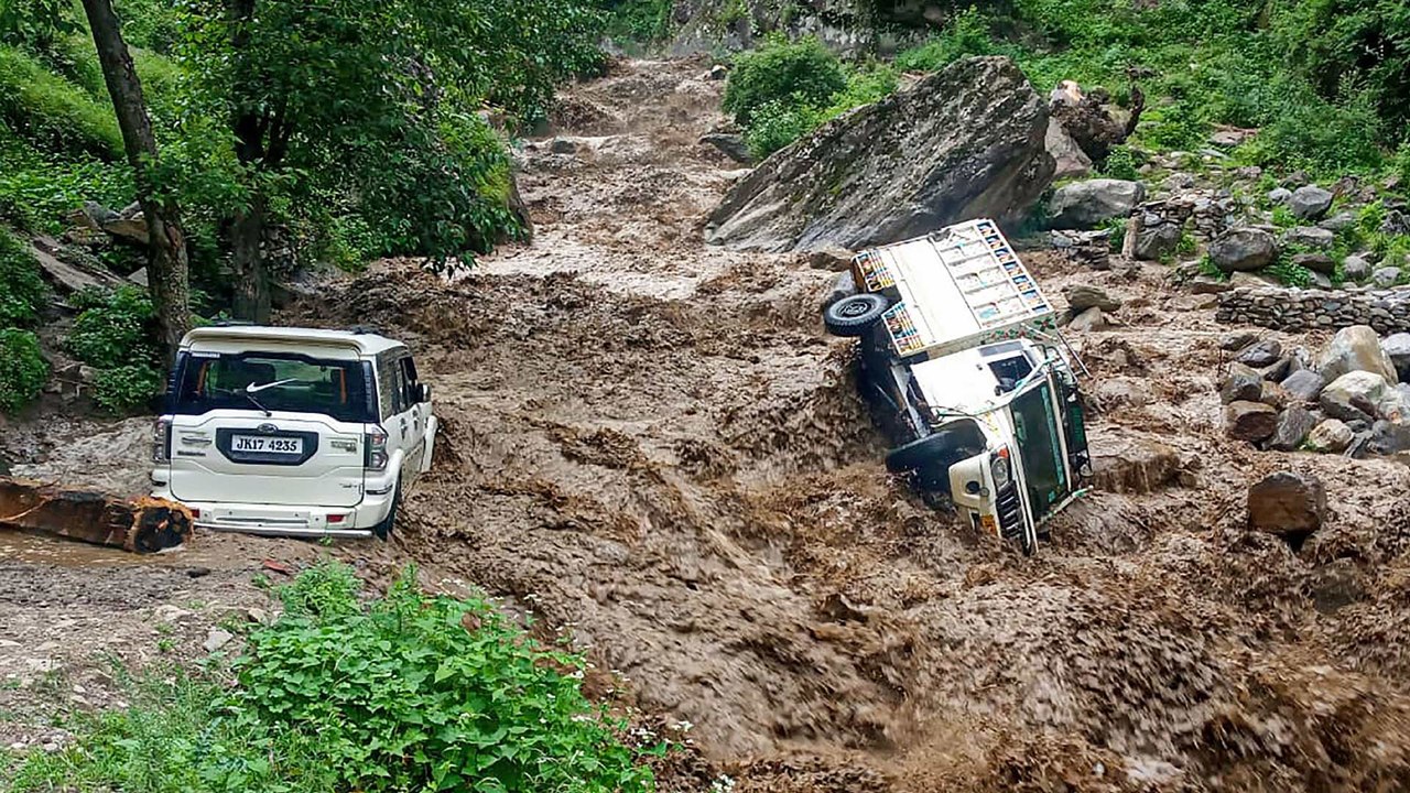J-K: Vehicles washed away due to flash flood in...