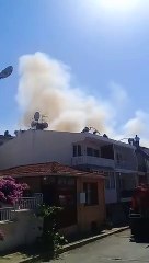 Büyükada'da 3 katlı binanın çatısında yangın