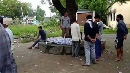 अनियंत्रित टैम्पो पलटने से एक की मौत, एक घायल