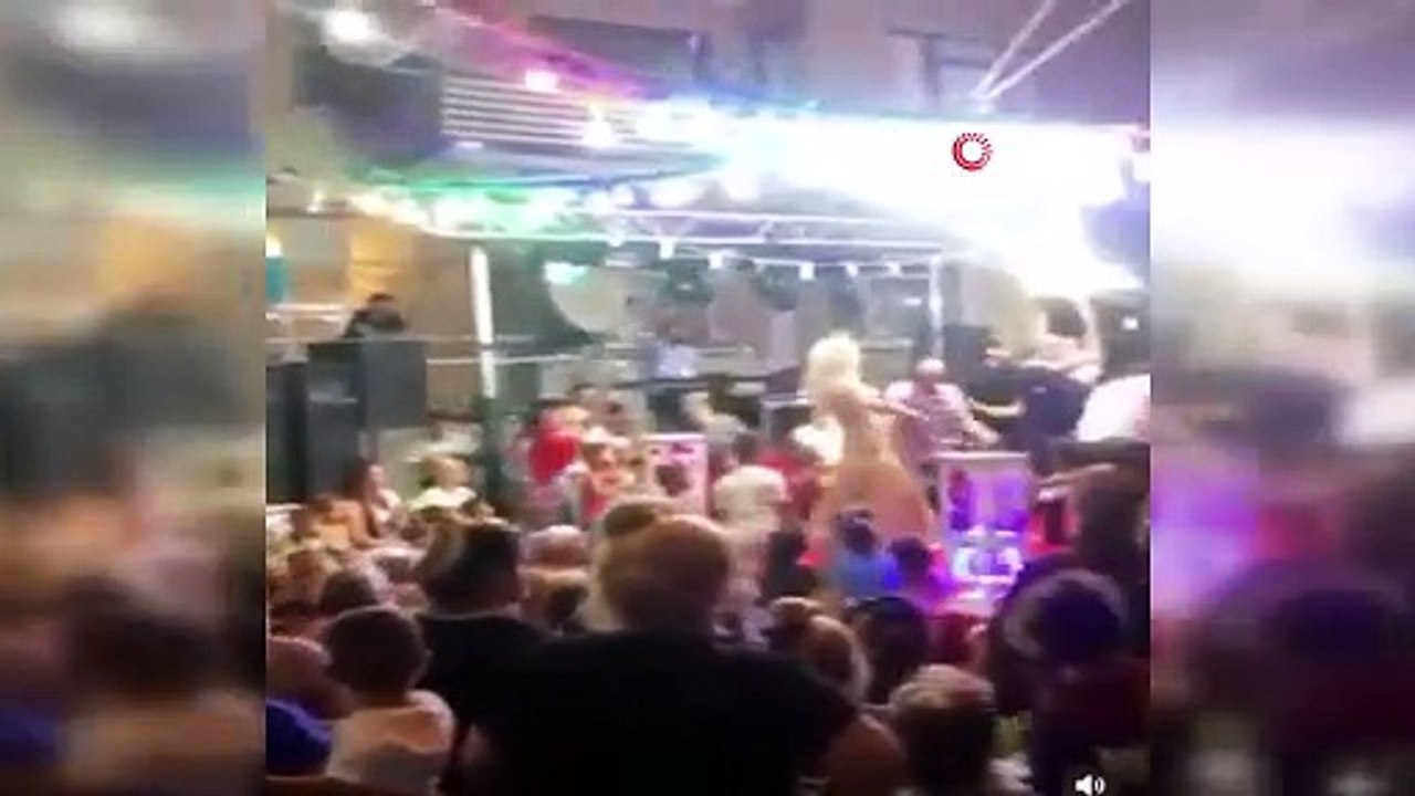 Düğünde sadece 1 kişi maske taktı
