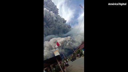 La fuerza de la erupción del volcán Sinabung en Indonesia