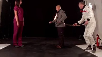 Kendini yakarak evlenme teklif etti!