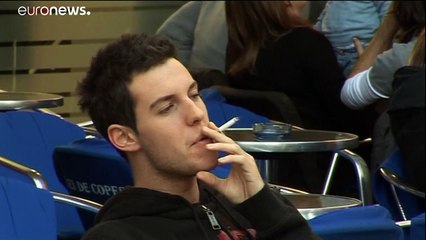 Galicia prohibe fumar al aire libre para combatir la COVID-19