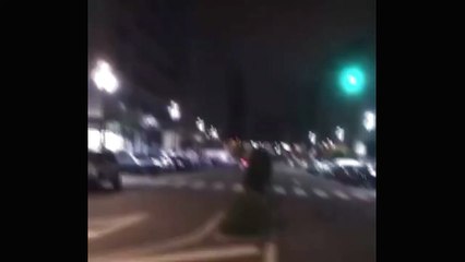 Momento no que un vehiculo acabou no interior da fonte luminosa de Rosalia de Castro de Vigo