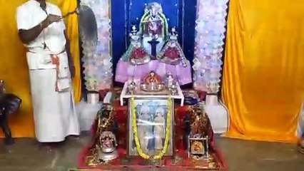 प्राचीन खजांची मंदिर में भक्ति में लीन हुए भक्त