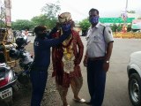 प्रतापगढ़ यातायात पुलिस के द्वारा दूल्हे को मास्क पहना कर शादी में भेजा गया