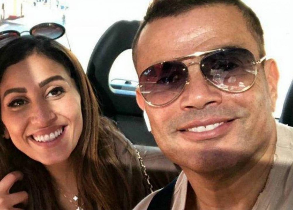 عمرو دياب يحمل دينا الشربيني على شاطئ البحر في فيديو جديد متداول
