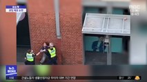 [이슈톡] 마스크 미착용 여성 목 조른 경찰 논란