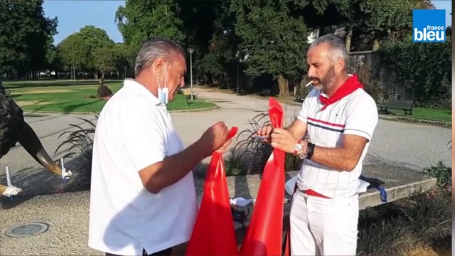 Feria de Dax annulée : ils accrochent un gros foulard rouge au toro du parc des arènes