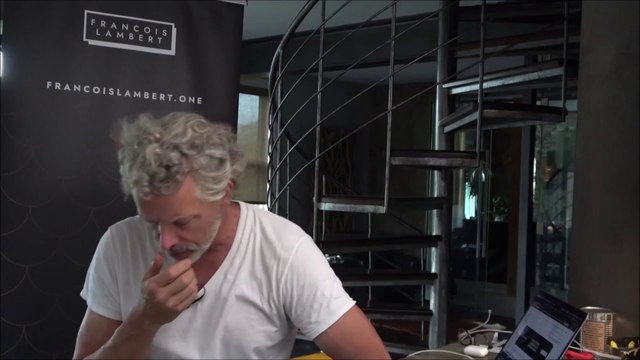 L'ex-dragon et homme d'affaire Francois Lambert avale une mouche pendant un direct lol