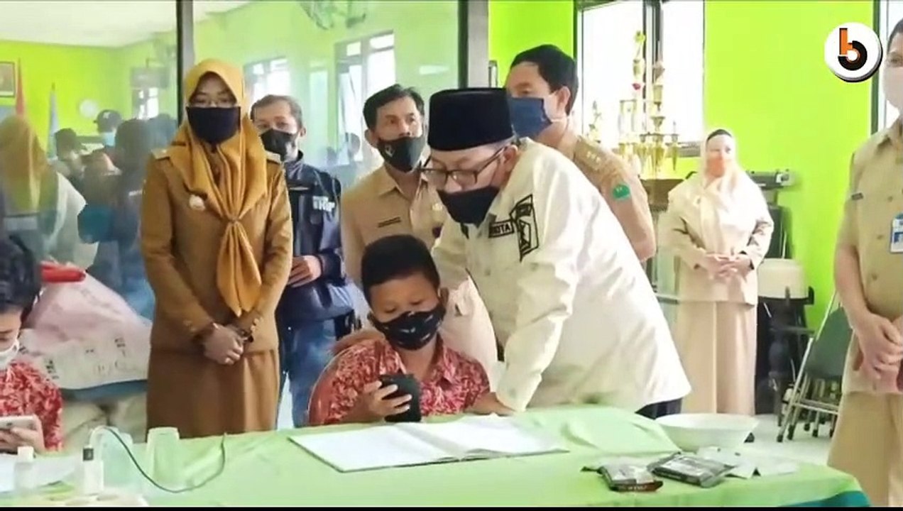 SISWA BELAJAR DARING DENGAN WIFI GRATIS DI KELURAHAN BANDULAN KOTA MALANG