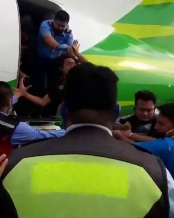 Orang Gila Dilempar dari Pesawat Oleh Petugas