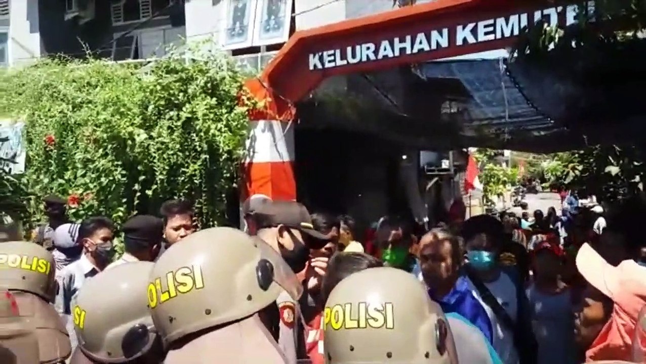GRESIK - DERMAGA GJT BEROPRASI, POLISI DAN WARGA BENTROK
