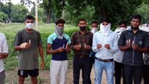 मैनपुरी- युवा कार्यकर्ता ने कैंडल जलाकर किया विरोध प्रदर्शन