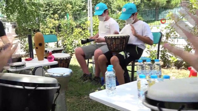 Çocuklar açık havada enstrüman çalmayı öğrenip moral buluyor