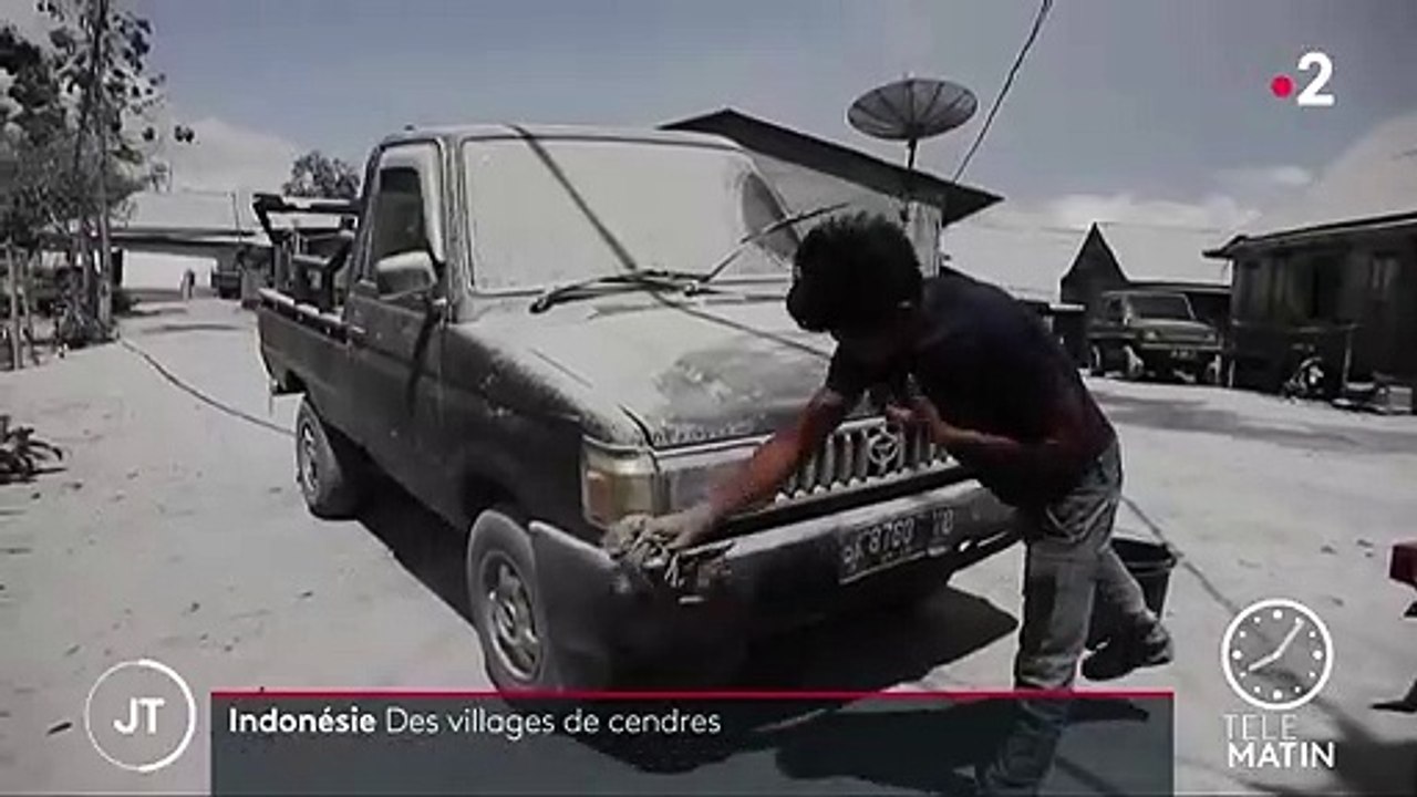 Indonésie : des villages recouverts par la cendre après l’éruption du Sinabung