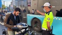 Taksim’de uygulamada polisi şoke eden görüntü: Motosikleti yük kamyonu gibi kullanan sürücüye ceza kesildi