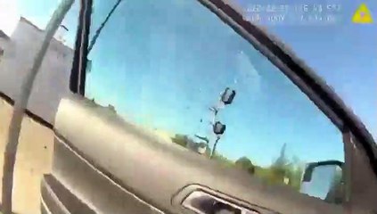 Una agente de policía salva a un hombre de ser atropellado por un tren