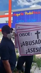 Seguridad del presidente Danilo Medina intenta arrebatar pancarta a mujer protestaba en inauguración