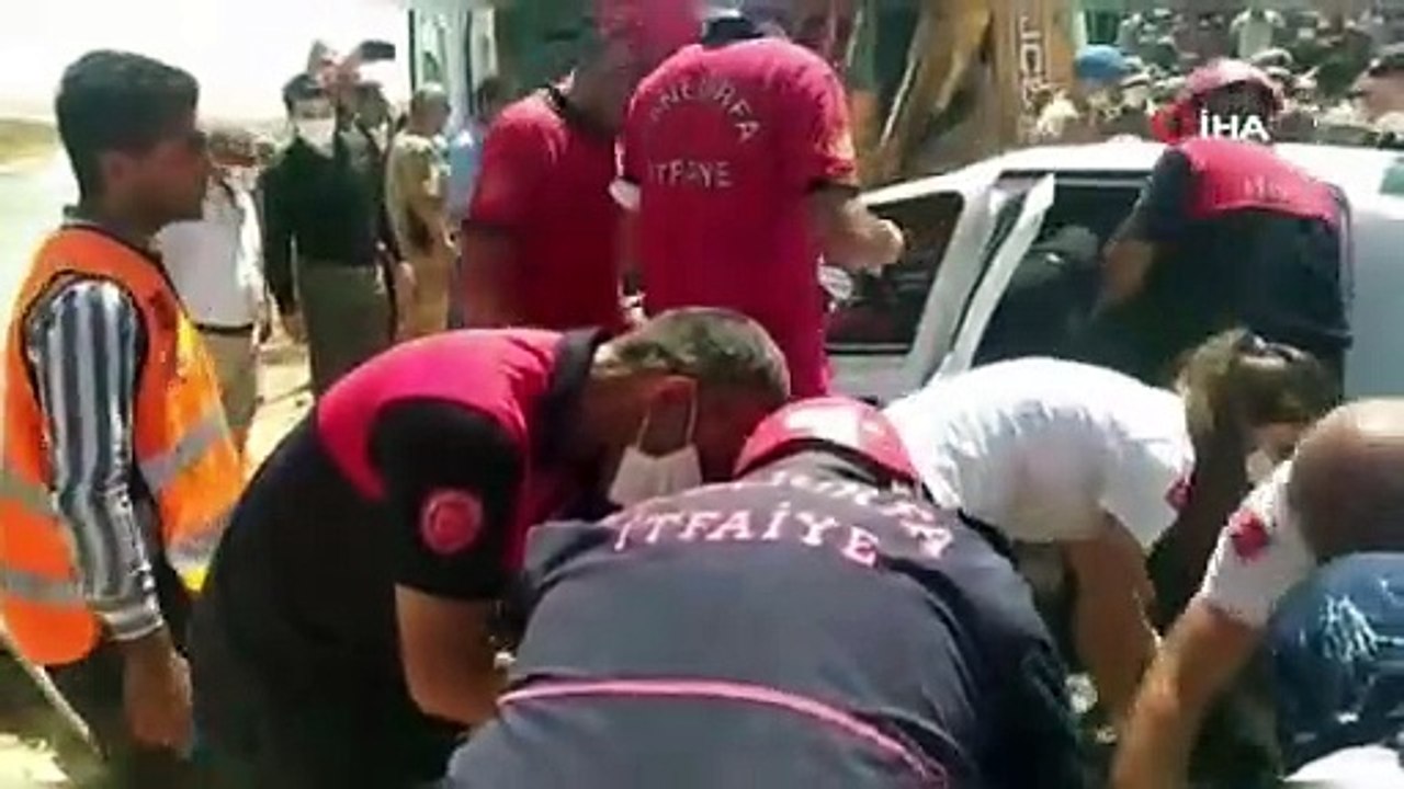 Sulama kanalına devrilen otomobildeki cesetler çıkartıldı