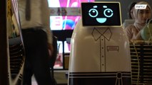 Restaurante no Egito contrata garçom robô para facilitar o distanciamento social