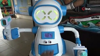 Bu robot ateş ölçüyor, dezenfektan sıkıyor, maske veriyor
