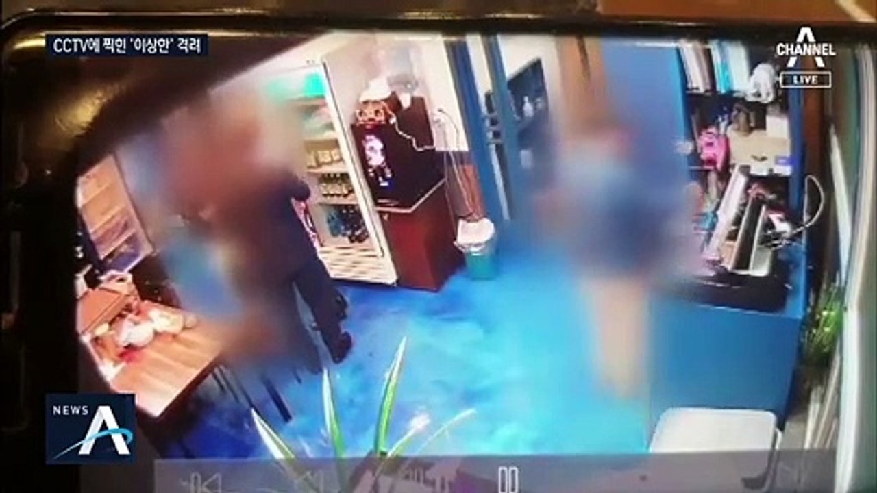 자녀 앞에서 여성 어깨에 손을…CCTV에 찍힌 이상한 격려