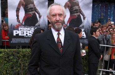 Jonathan Pryce é escalado para papel de Príncipe Philip em  'The Crown'