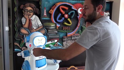 Bu robot ateş ölçüyor, dezenfektan sıkıyor, maske veriyor