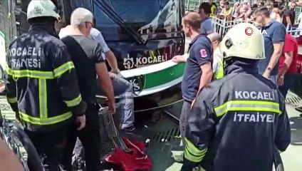 Motosikletliyle raylı yola giren adam tramvayın altında kaldı