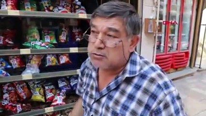 Marketindeki sucuğu yiyen sokak kedisini tekmeledi